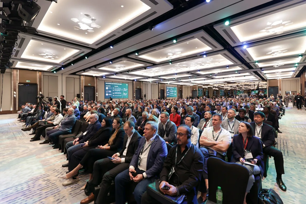 Audiencia profesional en una conferencia organizada por el equipo en Dubái, 2025